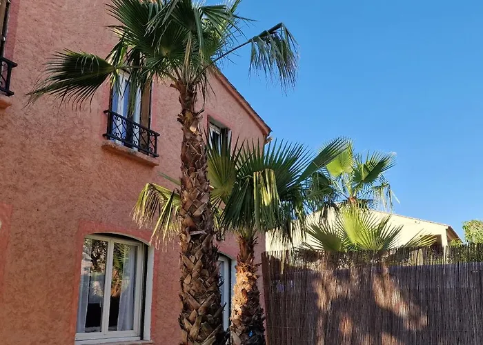 Haut De Villa A 700 Metres De La Plage, Totalement Independant Et Accessible Par Un Escalier Exterieur