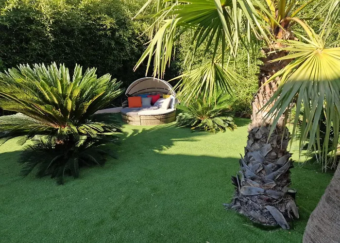Haut De Villa A 700 Metres De La Plage, Totalement Independant Et Accessible Par Un Escalier Exterieur