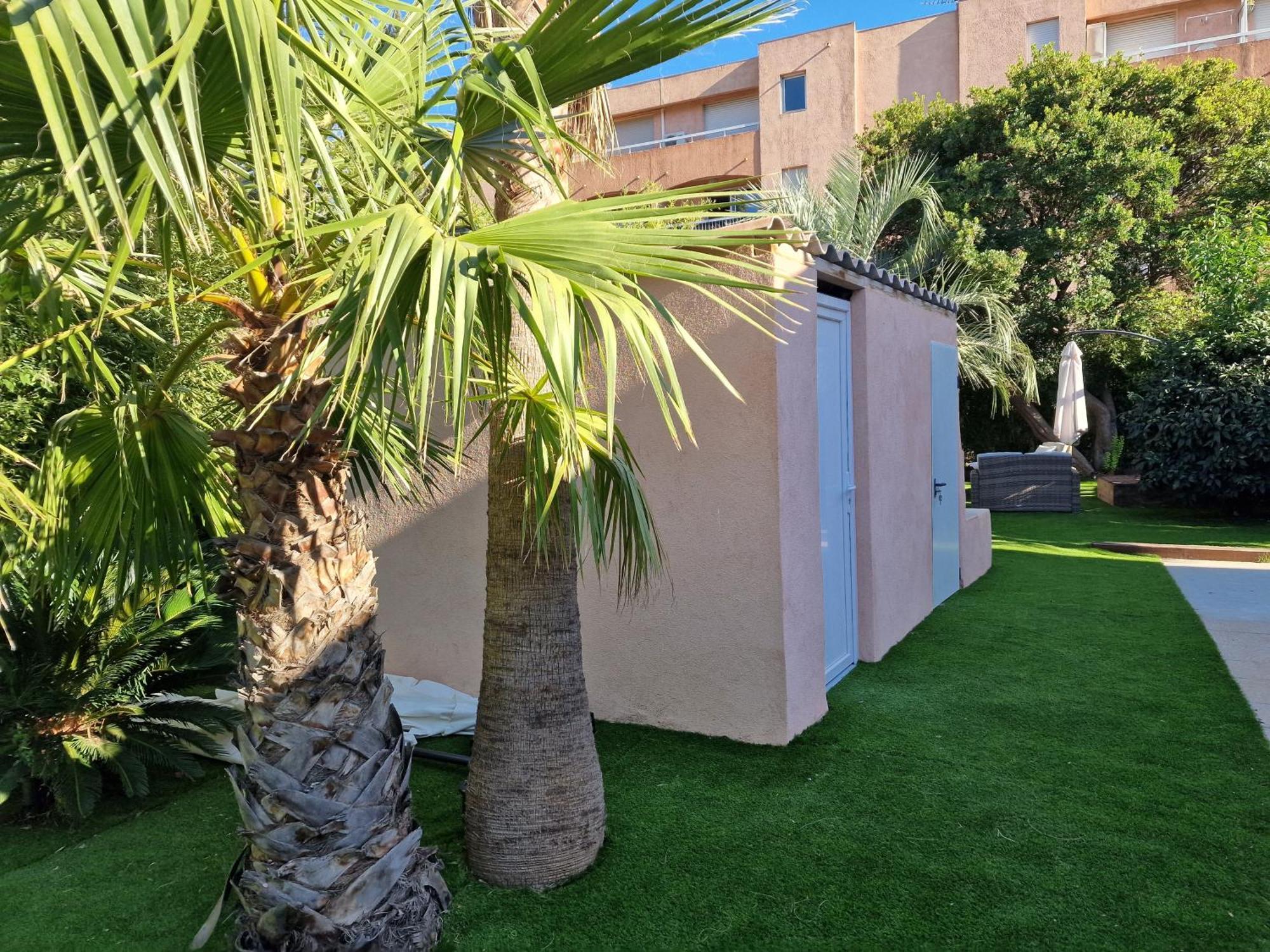 Apartment De A 700 Metres De La Plage, Totalement Independant Et Accessible Par Un Escalier Exterieur Sainte-Maxime