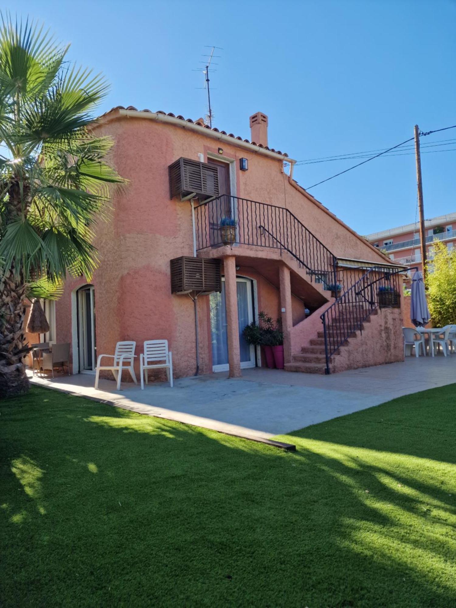 De A 700 Metres De La Plage, Totalement Independant Et Accessible Par Un Escalier Exterieur *