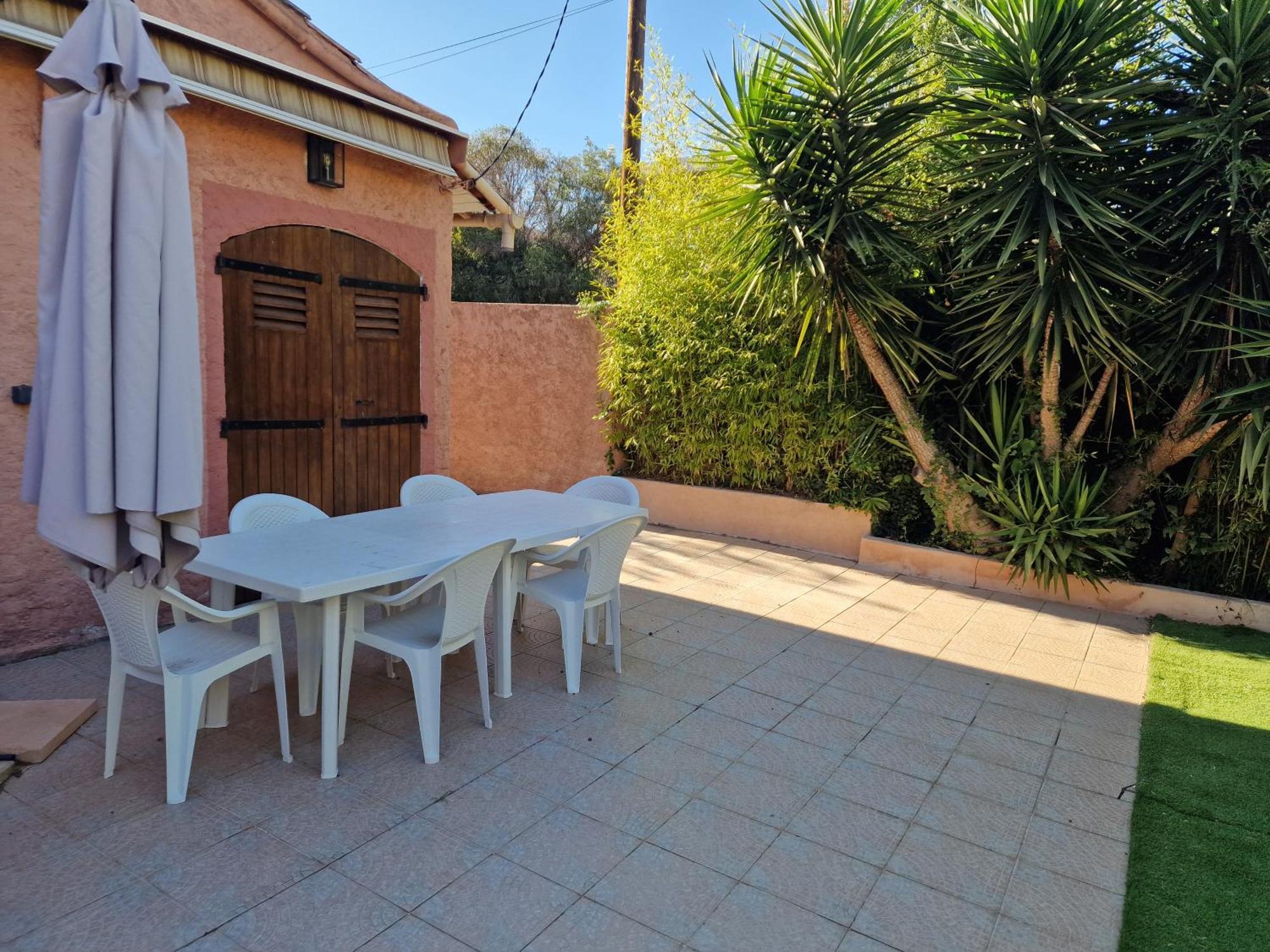De A 700 Metres De La Plage, Totalement Independant Et Accessible Par Un Escalier Exterieur